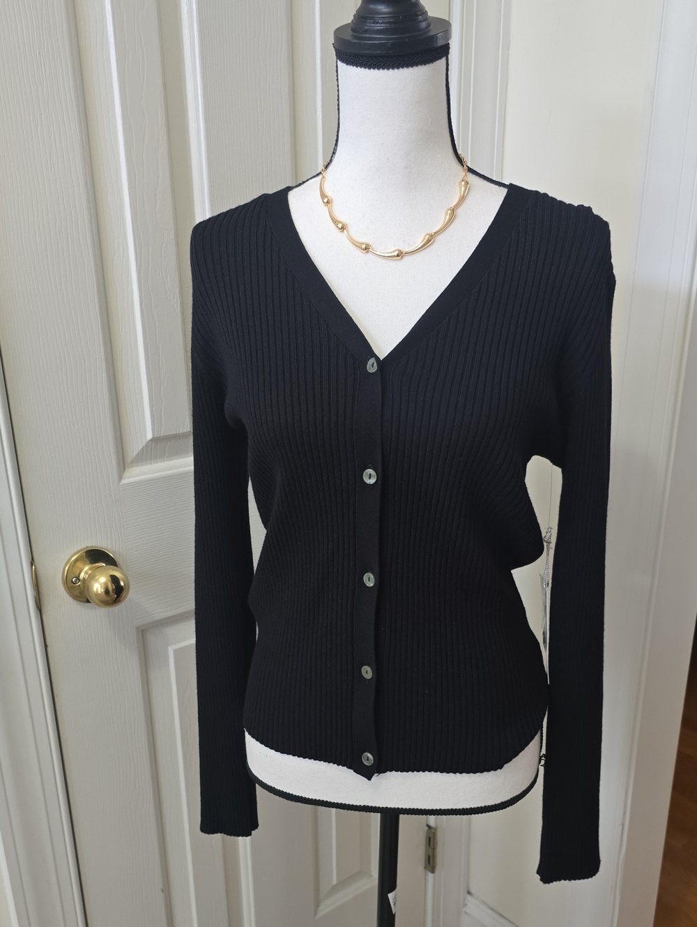 WORTHINGTON BRAND WOMEN'S BLACK  V-NECK FRONT BUTTON CARDIGAN SIZE LARGE